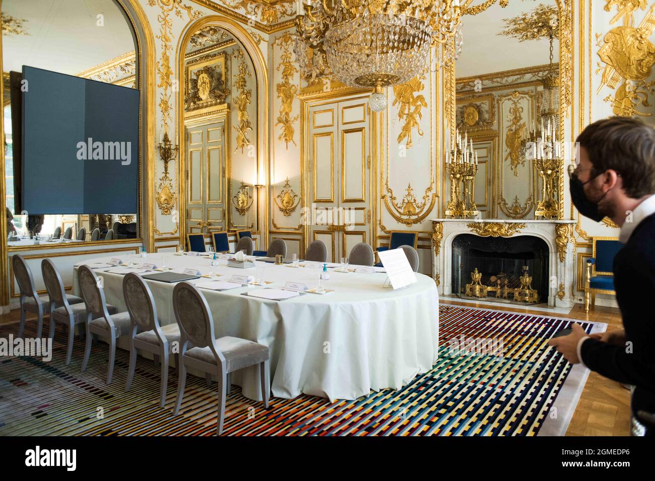 Paris, France. 18 septembre 2021. Les gens visitent le salon des  ambassadeurs à l'Elysée au cours de la journée du patrimoine (séjour du  patrimoine) à Paris, le 18 2021 septembre. Photo de