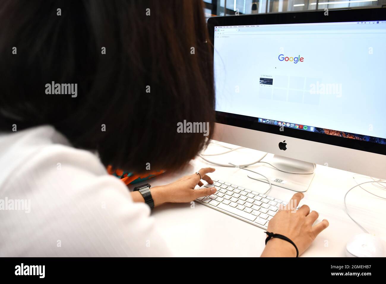 L'utilisateur saisit des mots-clés dans la barre de recherche Google sur le navigateur de l'ordinateur au Centre de création de Thaïlande (CTPD), Bangkok Thaïlande Banque D'Images