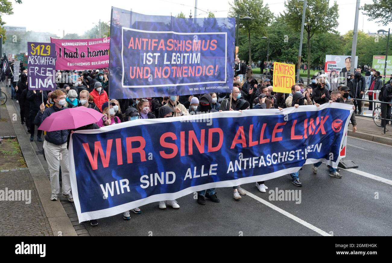 Leipzig, Allemagne. 18 septembre 2021. Les participants à une démonstration de gauche descendent dans une rue avec des bannières et déambule des pièces pyrotechniques. Pour la démonstration, l'alliance de campagne « We are All Linx » s'est mobilisée à l'échelle nationale. Selon la ville, 3000 participants ont été inscrits. Les organisateurs ont déclaré qu'ils s'opposaient à "une criminalisation de l'anti-fascisme dans son ensemble". Le contexte est le procès contre l'étudiant Lina E. et trois co-accusés de Leipzig et Berlin. Credit: Sebastian Willnow/dpa-Zentralbild/dpa/Alay Live News Banque D'Images