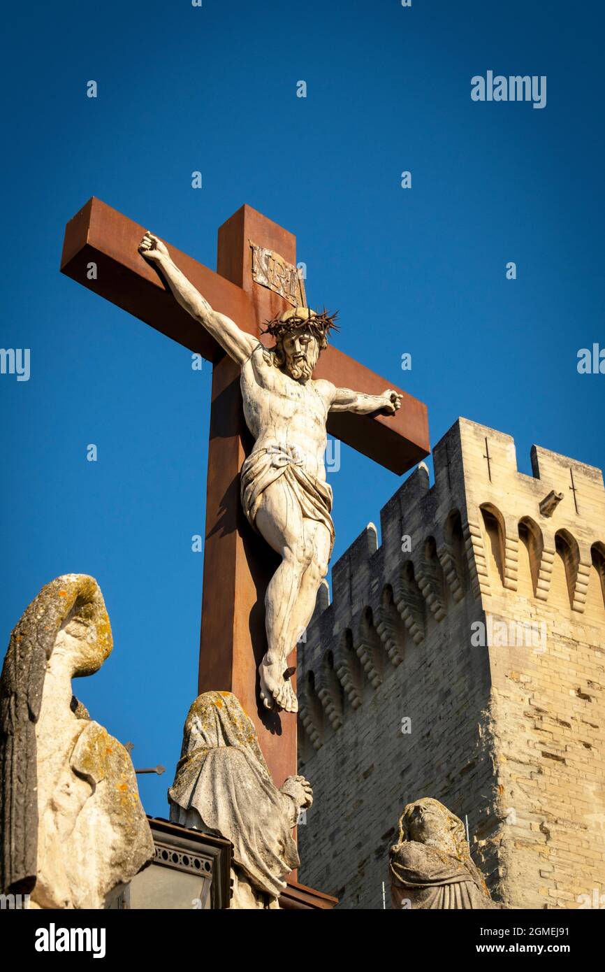 Statue de Jésus-Christ sur la croix à l'extérieur de la cathédrale d'Avignon, France. Banque D'Images