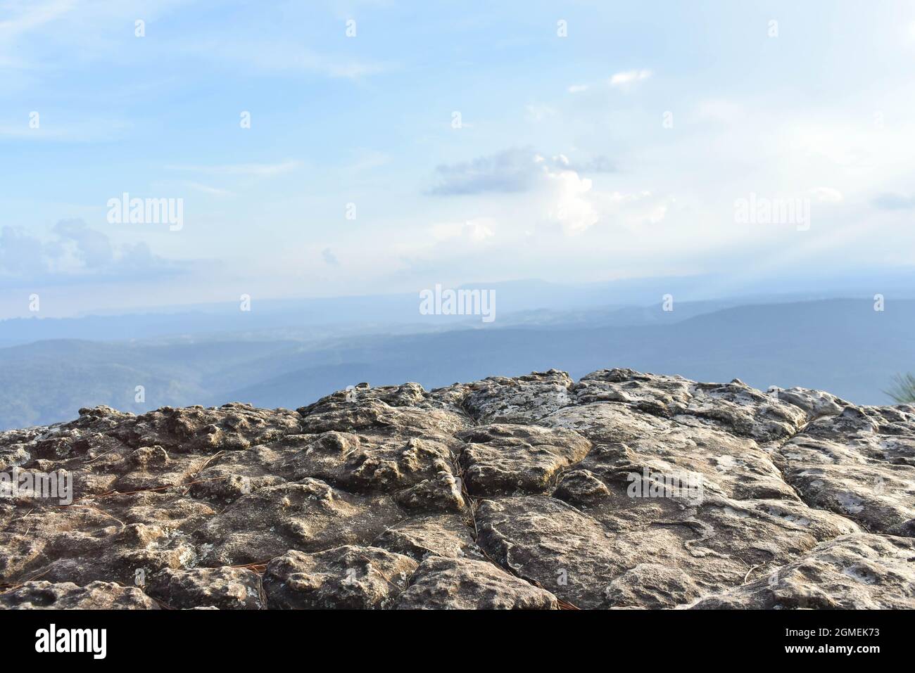 Falaises escarpées en premier plan et vue dégagée sur le ciel en arrière-plan au parc national Phu Kra Dueng, Loei Thaïlande. Banque D'Images