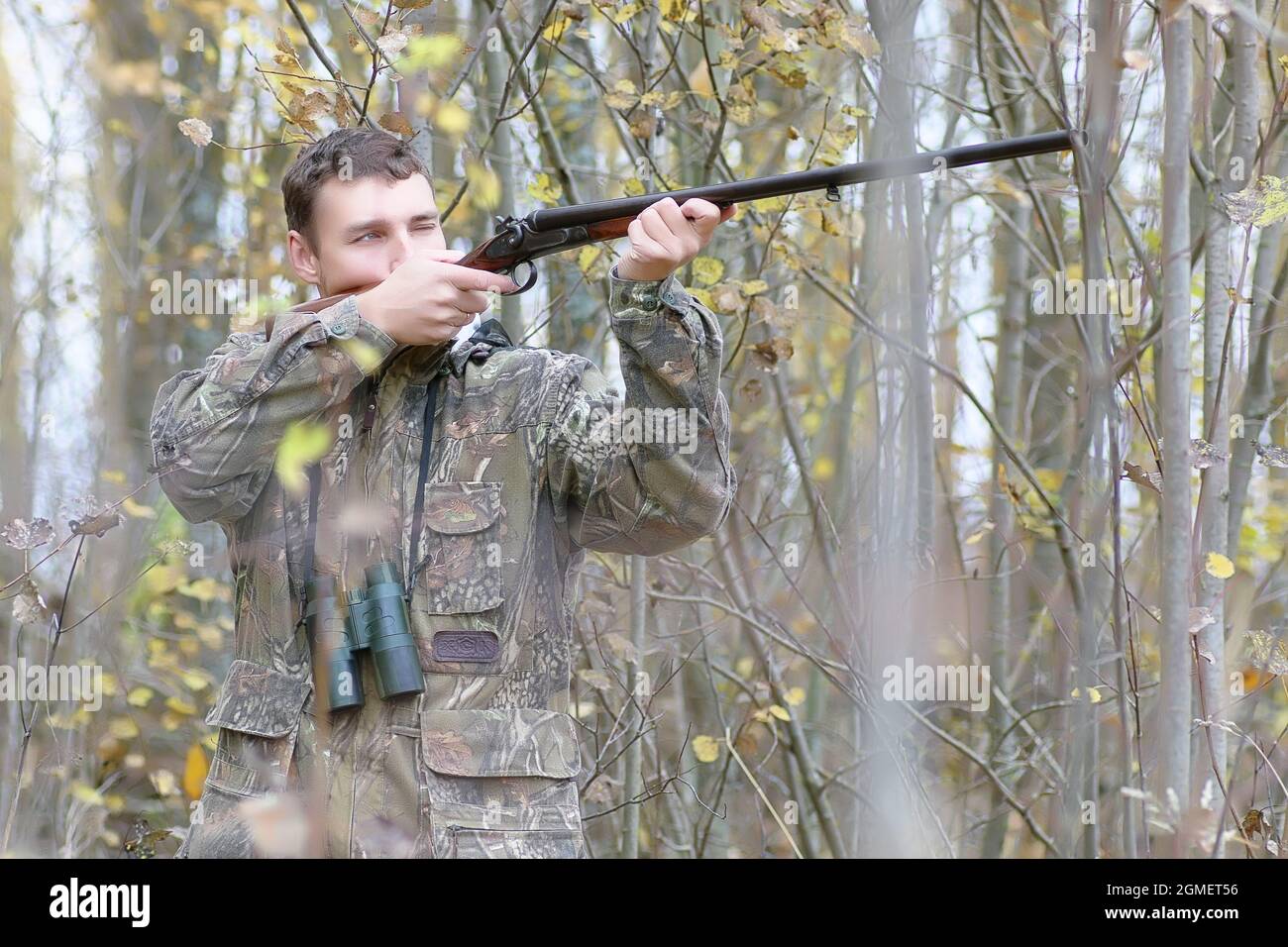 Un homme en tenue de camouflage et de fusils dans une ceinture forestière  sur une chasse printanière Photo Stock - Alamy