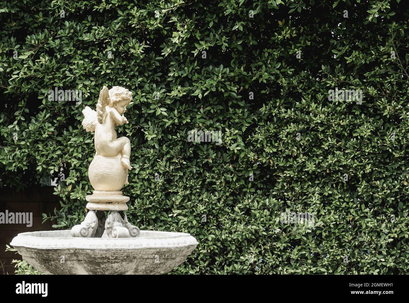 Statue de la sculpture en pierre angle de cupid dans le parc avec effet filtre coloré Banque D'Images