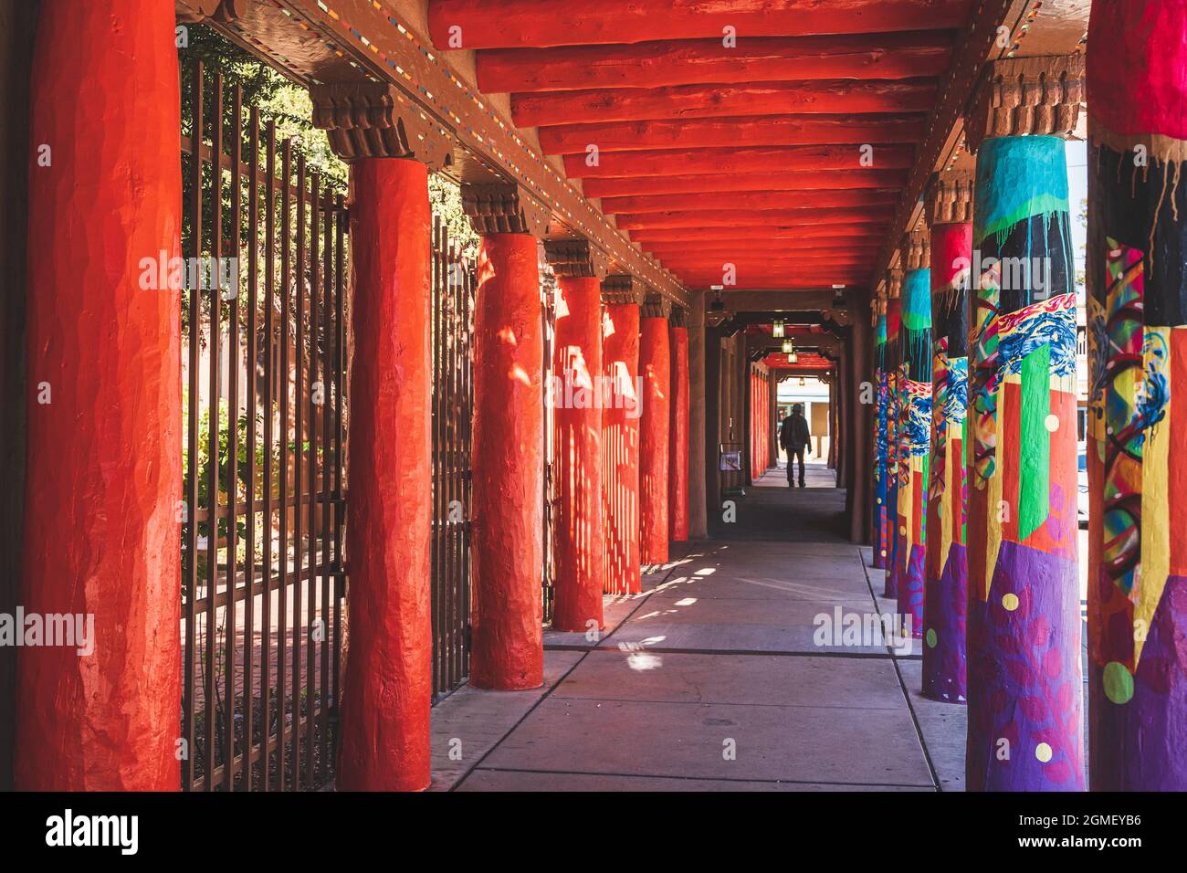 Breezeway coloré à Santa Fe Nouveau-Mexique Banque D'Images