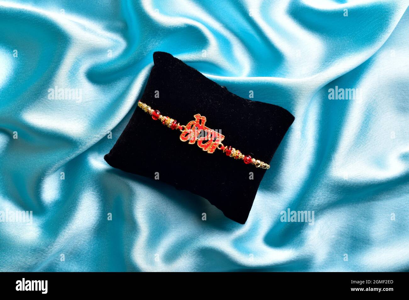 Bhaiya Rakhi sur tissu texturé bleu, Raksha Bandhan concept Banque D'Images Bhaiya Rakhi sur tissu texturé bleu, Raksha Bandhan concept Banque D'Images