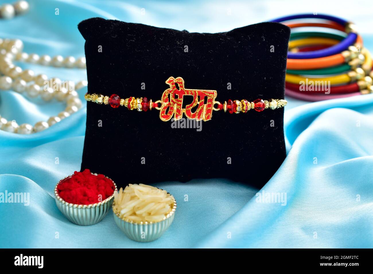 Rakhi au chawal roli sur fond de soie coloré Banque D'Images Rakhi au chawal roli sur fond de soie coloré Banque D'Images