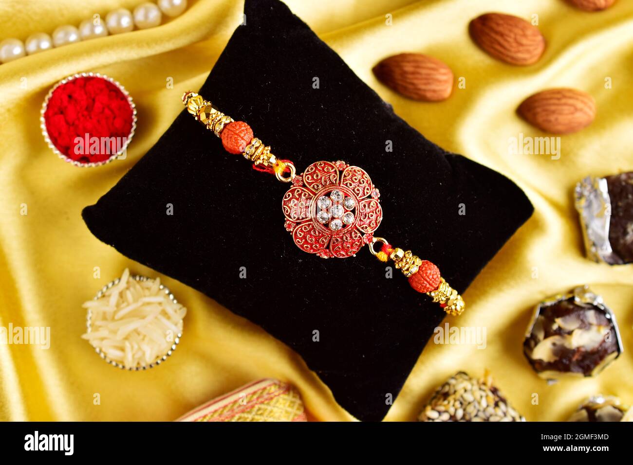 Vue de dessus de rakhi avec roli chawal et doux Banque D'Images Vue de dessus de rakhi avec roli chawal et doux Banque D'Images