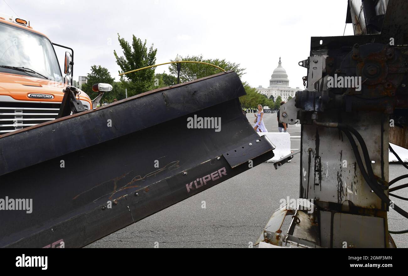 Washington, États-Unis. 18 septembre 2021. Des camions utilitaires bloquent l'intersection de la 3e et de la Constitution près du Capitole pour le rassemblement « Justice pour J6 » à Washington, DC, le samedi 18 septembre 2021. Plus de 600 personnes ont été accusées lors de la manifestation pro-Trump du 6 janvier 2021 qui s'est transformée en une émeute au Capitole, blessant 140 policiers et causant la mort de cinq personnes. Photo de David Tulis/UPI crédit: UPI/Alay Live News Banque D'Images