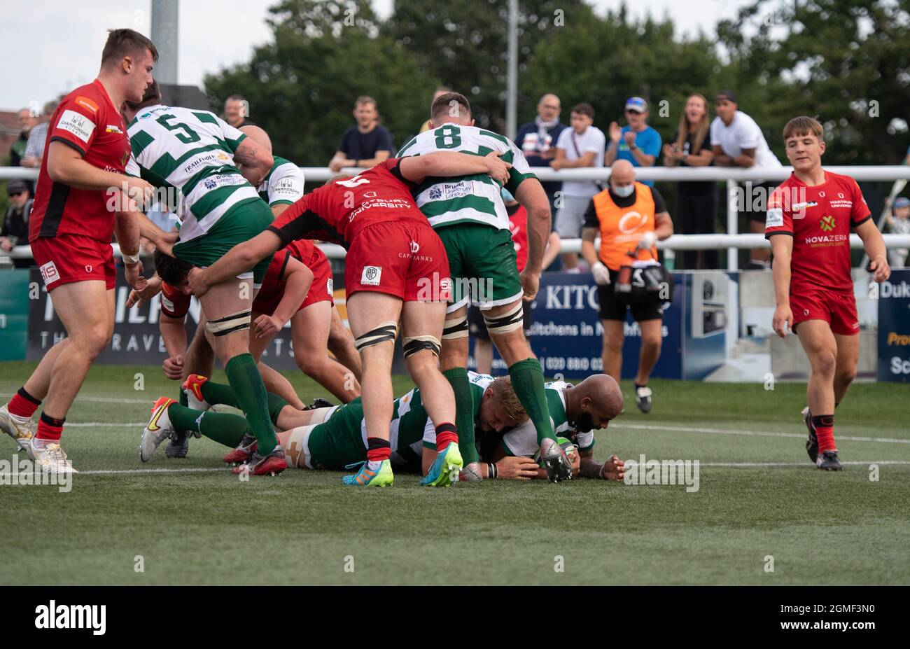 Marlon Al-Jiboori, de Ealing Trailfinders, a fait un essai lors du match de championnat Greene King IPA entre Ealing Trailfinders et Hartpury RFC à Castle Bar, West Ealing, en Angleterre, le 18 septembre 2021. Photo par Alan Stanford/Prime Media Images crédit: Prime Media Images/Alay Live News Banque D'Images