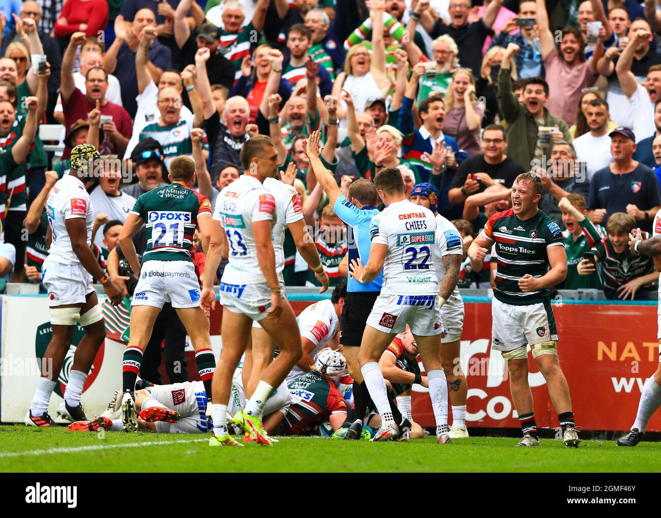 Le coéquipier de Leicester Tigers Celebrate After NIC Dolly a fait un essai lors de son match Gallagher Premiership contre Exeter Chiefs, au stade Mattioli Woods Welford Road, à Leicester. Date de la photo: Samedi 18 septembre 2021. Banque D'Images