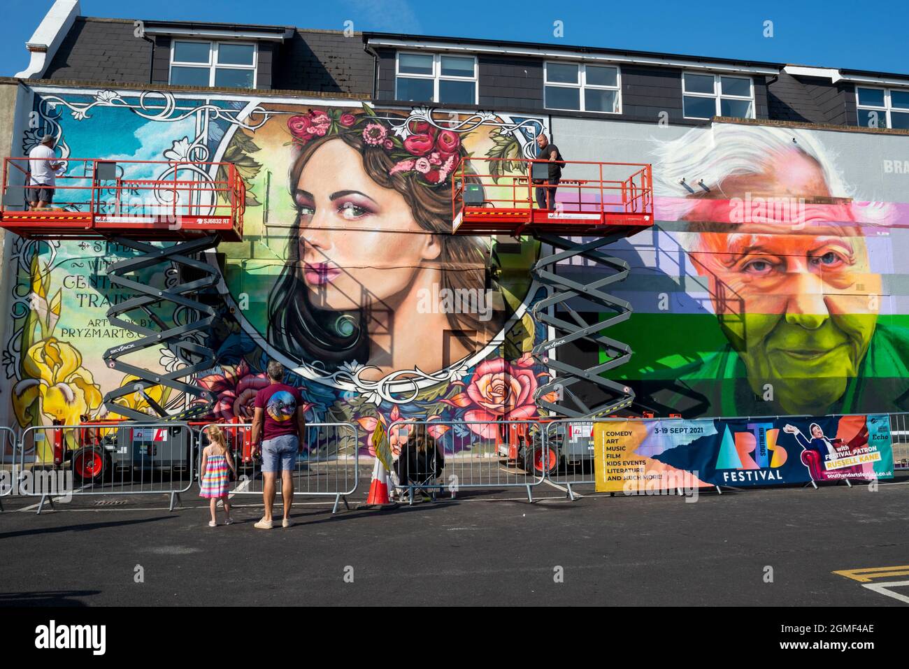 Southend on Sea, Essex, Royaume-Uni. 18 septembre 2021. Les murs d'extrémité des maisons sont en train d'être transformés en œuvres d'art géantes pour le Southend Arts Festival, avec les pièces intitulées Making Waves. L'un est une ressemblance de Sir David Attenborough. Scotty Brave de Brave Arts est l'un des artistes impliqués Banque D'Images