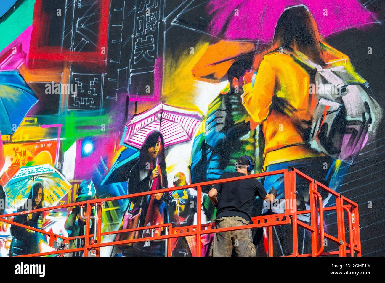 Southend on Sea, Essex, Royaume-Uni.18 septembre 2021.Les murs d'extrémité des maisons sont en train d'être transformés en œuvres d'art géantes pour le Southend Arts Festival, avec les pièces intitulées Making Waves.DaN Kitchener est l'un des artistes impliqués, avec une scène de rue japonaise intitulée Akihabara Banque D'Images