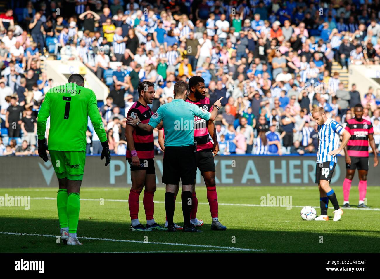 L'arbitre Ben toner remet une pénalité à Sheffield mercredi en signe de protestation contre les joueurs de Luton Town Banque D'Images