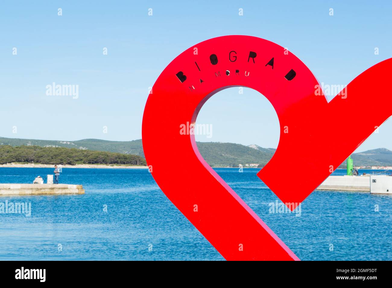 Biograd, Croatie - 29 mai 2021 : un signe Biograd sur le cœur rouge, qui donne sur la mer Adriatique bleue et l'île opposée de Pasman. Biograd est une ville de famille Banque D'Images