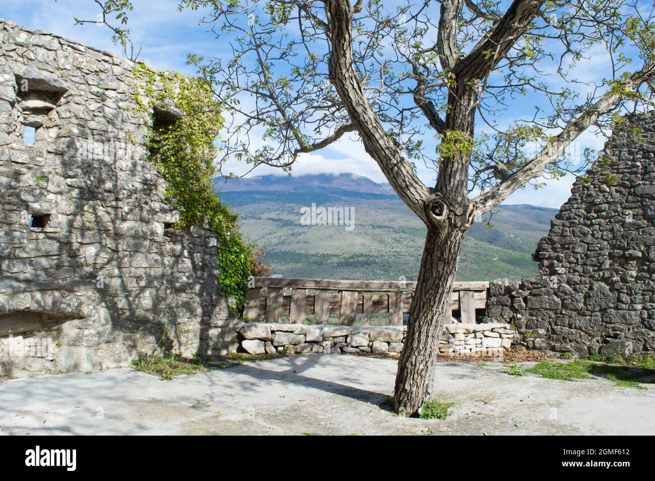 Le château médiéval bien conservé demeure dans la petite ville de Boljun dans le sud-est de l'Istrie, Croatie avec une vue sur la vallée, les champs d'Istrie et la montagne Ucka Banque D'Images