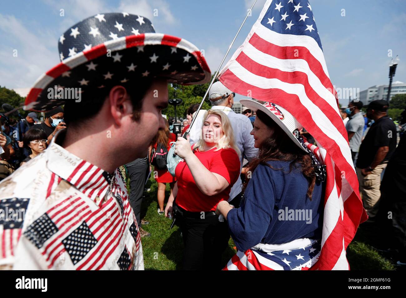 Diane, de New York, du groupe « look Ahead America », détient un drapeau américain alors qu'elle proteste au nom des accusés poursuivis lors de l'attaque du 6 janvier sur le Capitole, à Washington, États-Unis, le 18 septembre 2021. REUTERS/Jim Bourg Banque D'Images