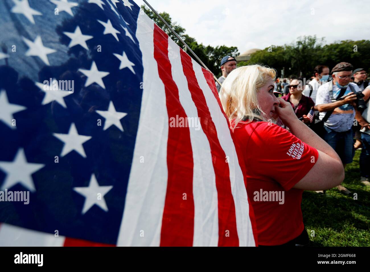 Diane, de New York, du groupe « look Ahead America », essuie les yeux tandis qu'elle détient un drapeau américain tout en protestant au nom des accusés poursuivis lors de l'attaque du 6 janvier contre le Capitole, à Washington, États-Unis, le 18 septembre 2021. REUTERS/Jim Bourg Banque D'Images