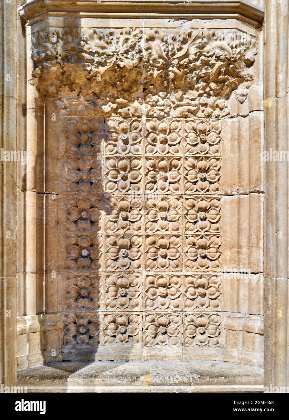 Œuvre d'art en pierre gothique décorative sur l'écran de la chorale (rood) à la cathédrale médiévale de Lincoln, en Angleterre. Banque D'Images