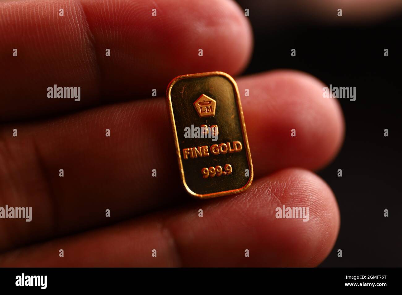 Sidoarjo, Indonésie - 21 juillet 2021 : barre d'or fine (barre d'or) sur fond noir, produite par PT Aneka Tambang (Antam) Indonésie. Banque D'Images