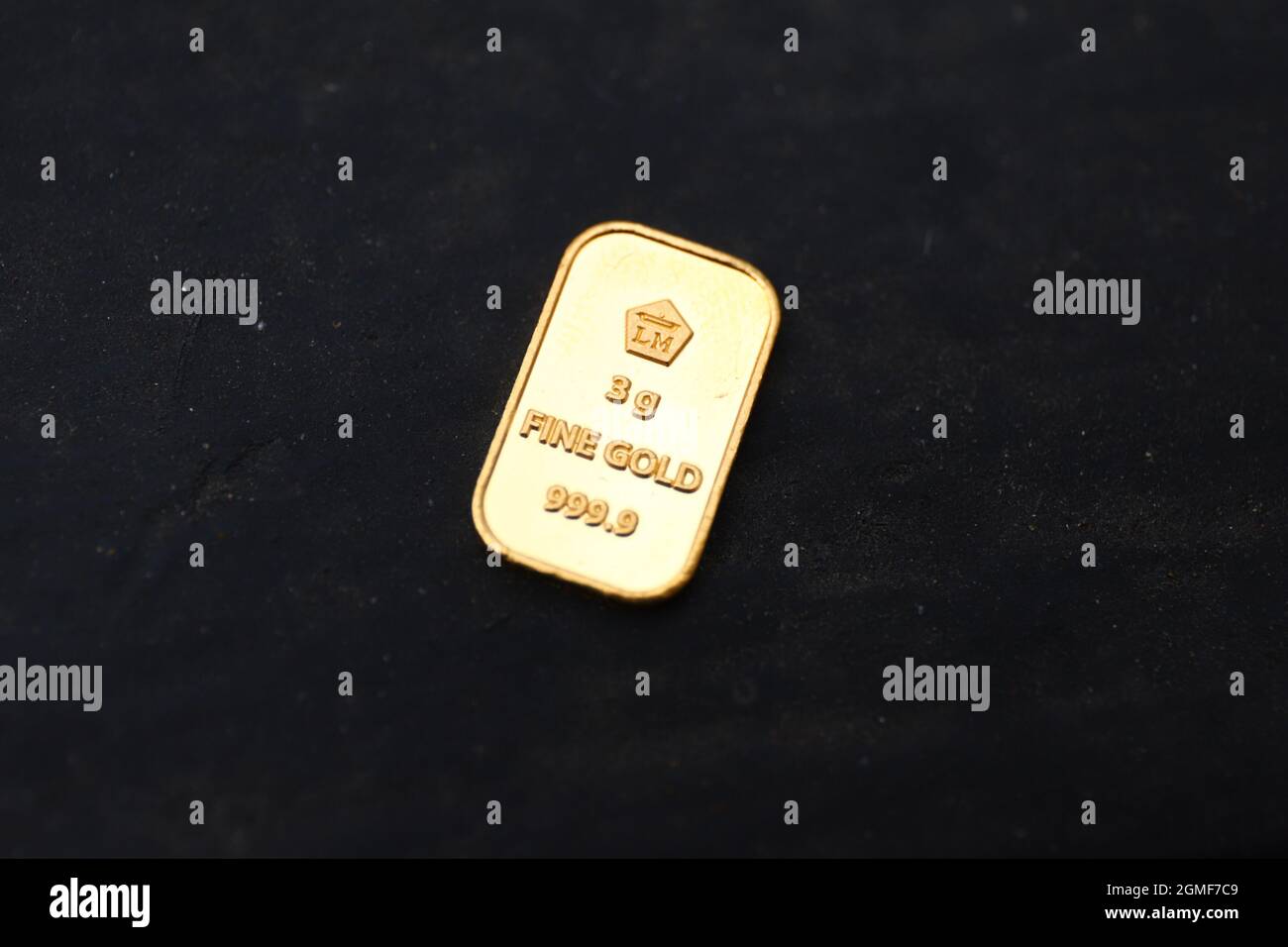 Sidoarjo, Indonésie - 21 juillet 2021 : barre d'or fine (barre d'or) sur fond noir, produite par PT Aneka Tambang (Antam) Indonésie. Banque D'Images