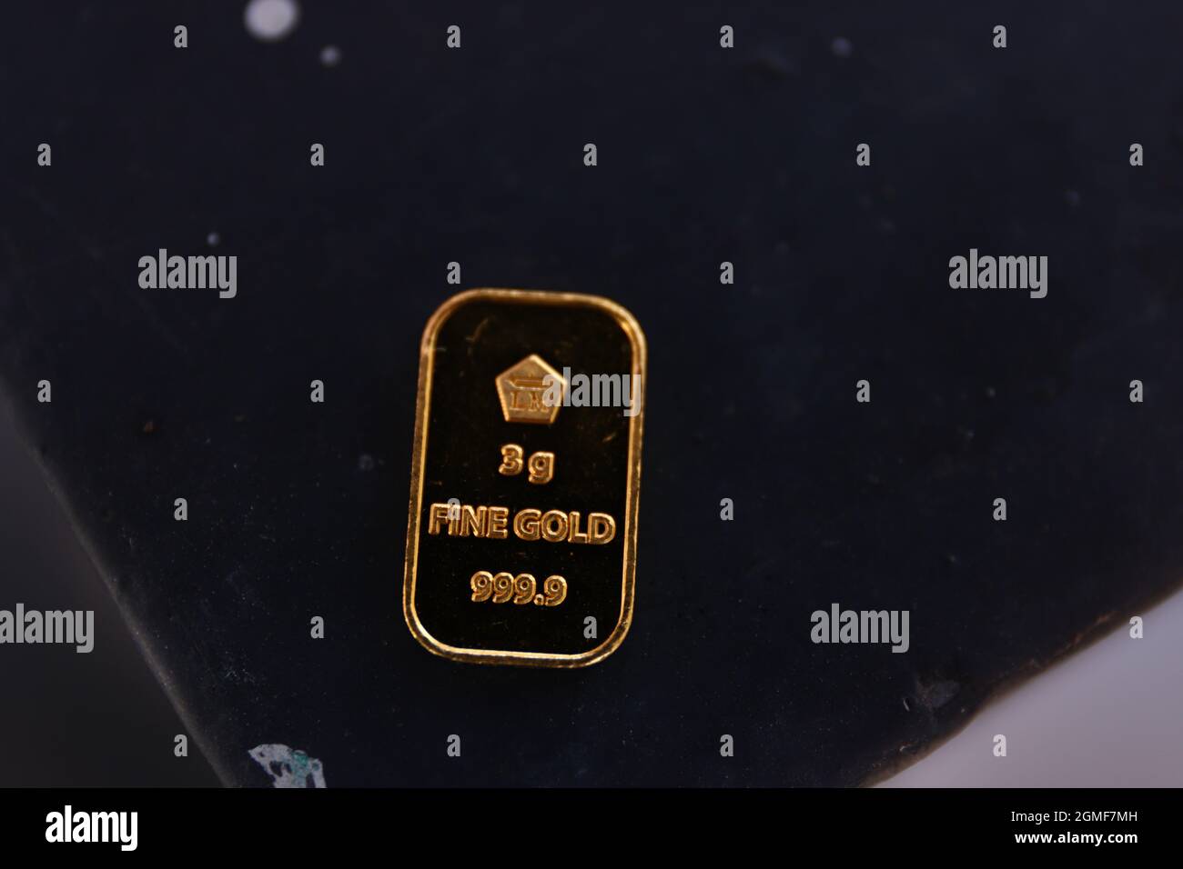 Sidoarjo, Indonésie - 21 juillet 2021 : barre d'or fine (barre d'or) sur fond noir, produite par PT Aneka Tambang (Antam) Indonésie. Banque D'Images