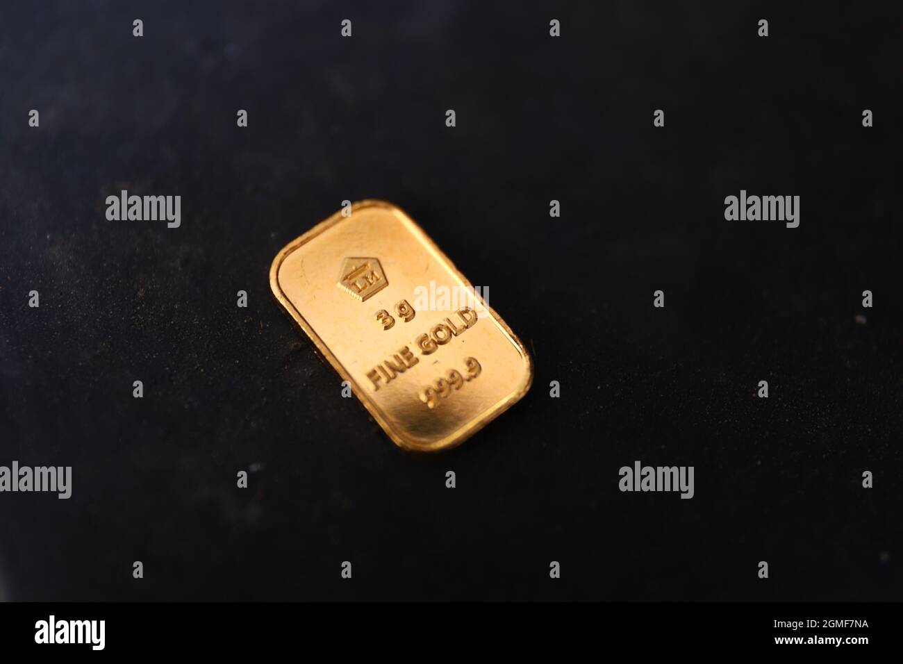 Sidoarjo, Indonésie - 21 juillet 2021 : barre d'or fine (barre d'or) sur fond noir, produite par PT Aneka Tambang (Antam) Indonésie. Banque D'Images