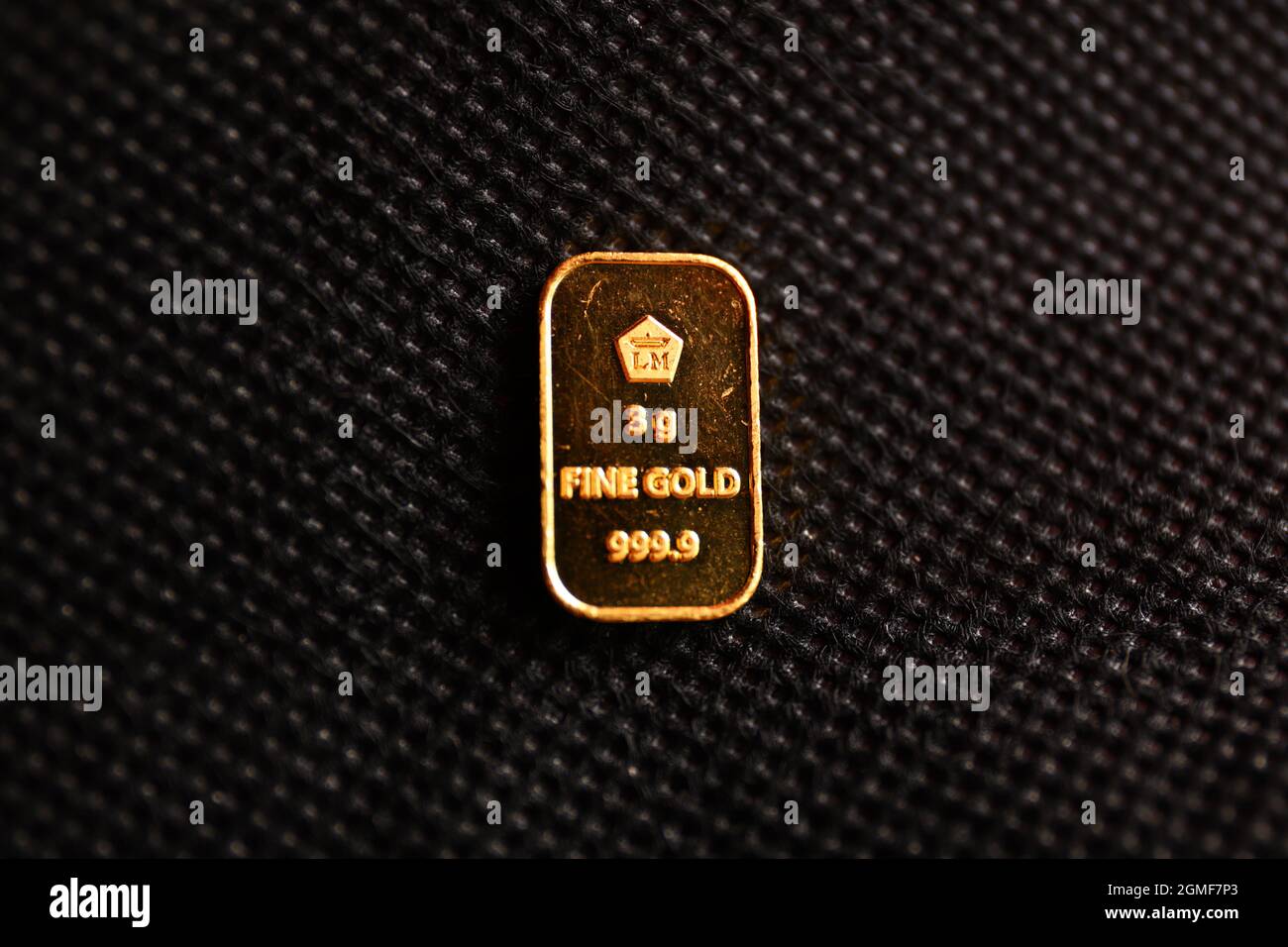 Sidoarjo, Indonésie - 21 juillet 2021 : barre d'or fine (barre d'or) sur fond noir, produite par PT Aneka Tambang (Antam) Indonésie. Banque D'Images