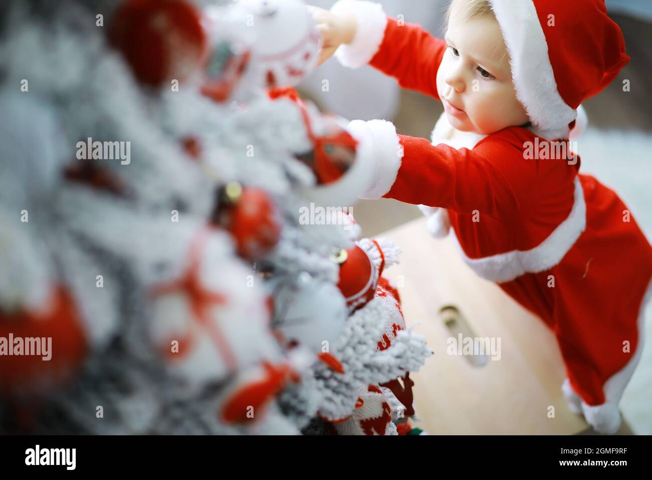 Joyeux Noel Brillant Un Joli Bebe Pour Noel Souvenirs D Enfance Santa Fille Petit Enfant Fetez Noel A La Maison Vacances En Famille Fille Coupee Photo Stock Alamy Joyeux Noel Brillant Un Joli Bebe Pour Noel Souvenirs D Enfance Santa Fille Petit Enfant Fetez Noel A La Maison Vacances En Famille Fille Coupee Photo Stock Alamy