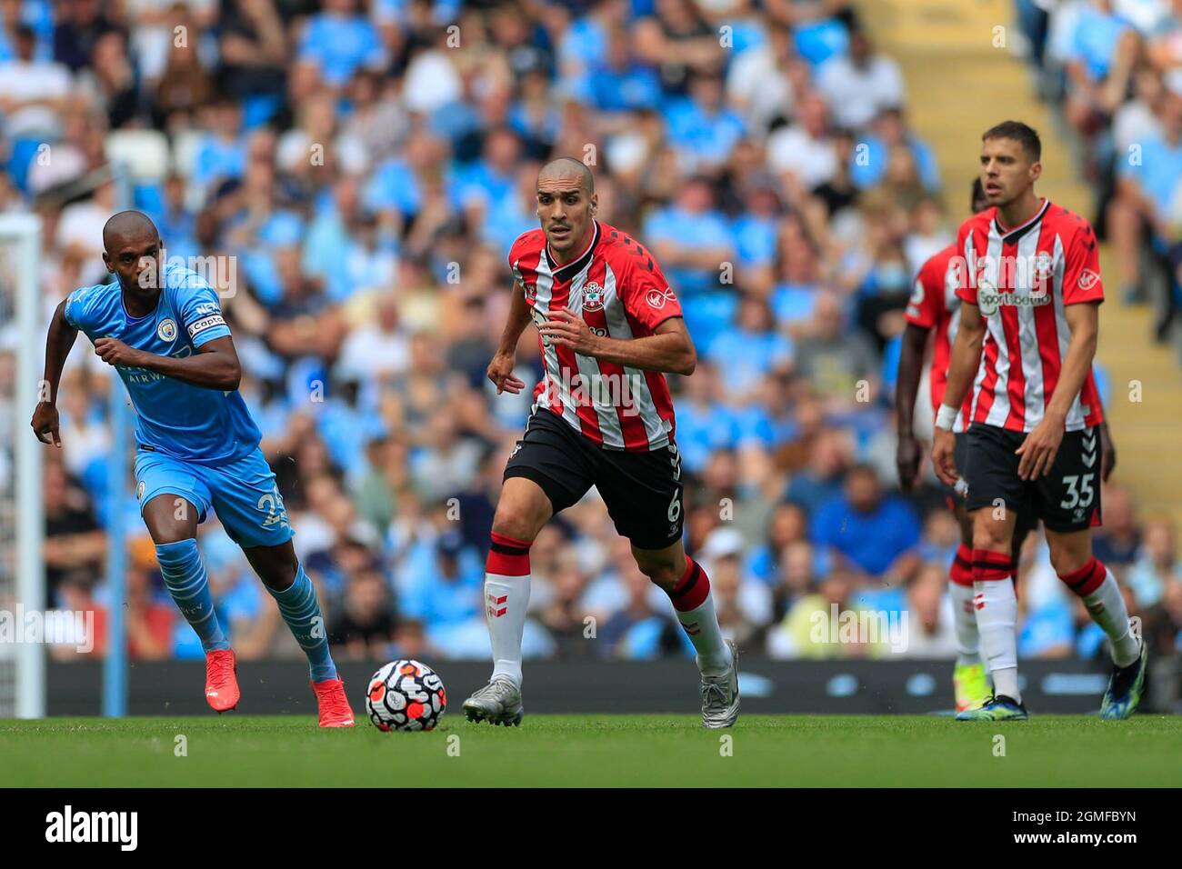 Oriol Romeu #6 de Southampton court avec le ballon Banque D'Images