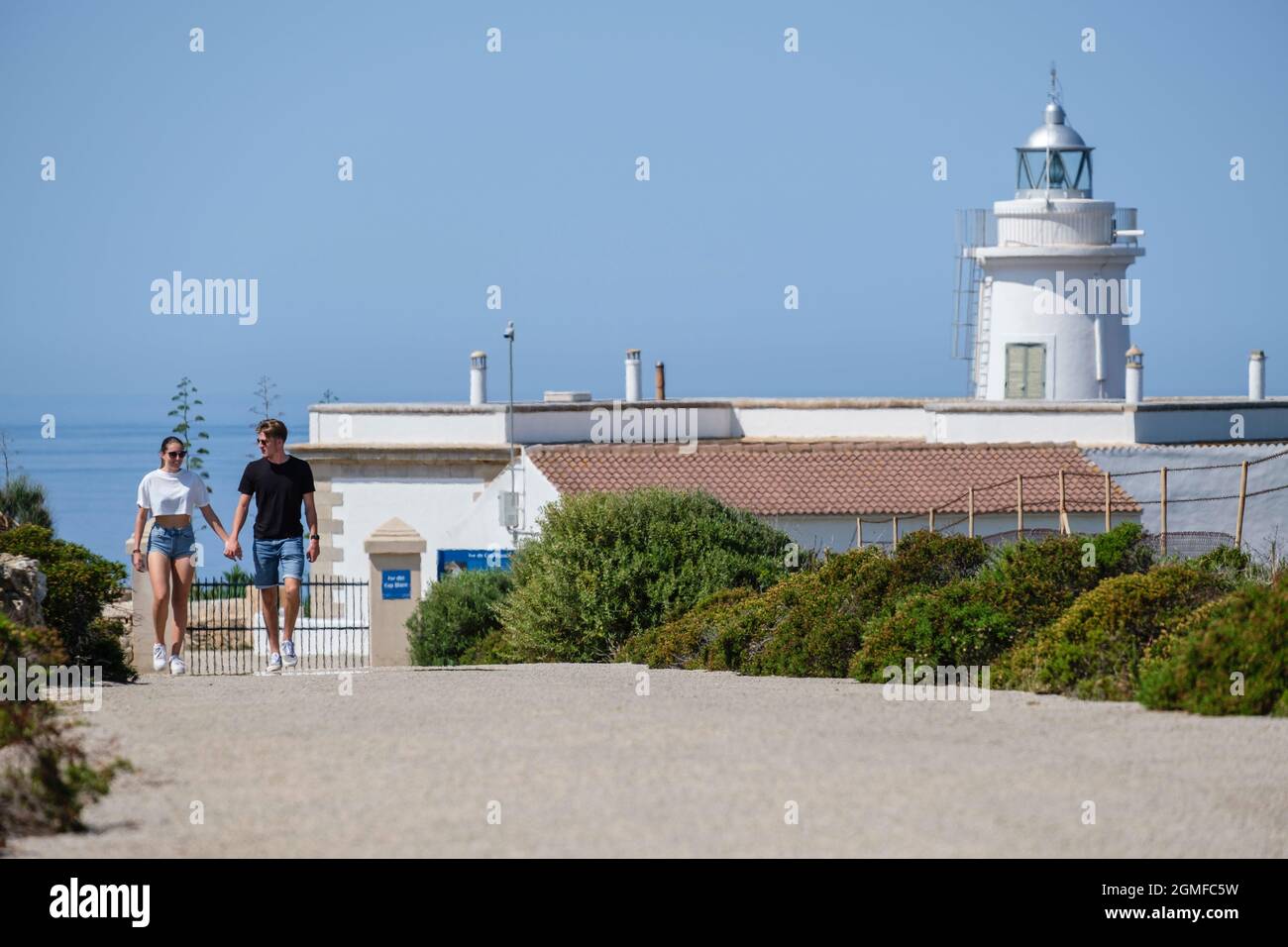 Jeune couple sur le phare du Cap blanc, Llucmajor, Majorque, Iles Baléares, Espagne. Banque D'Images