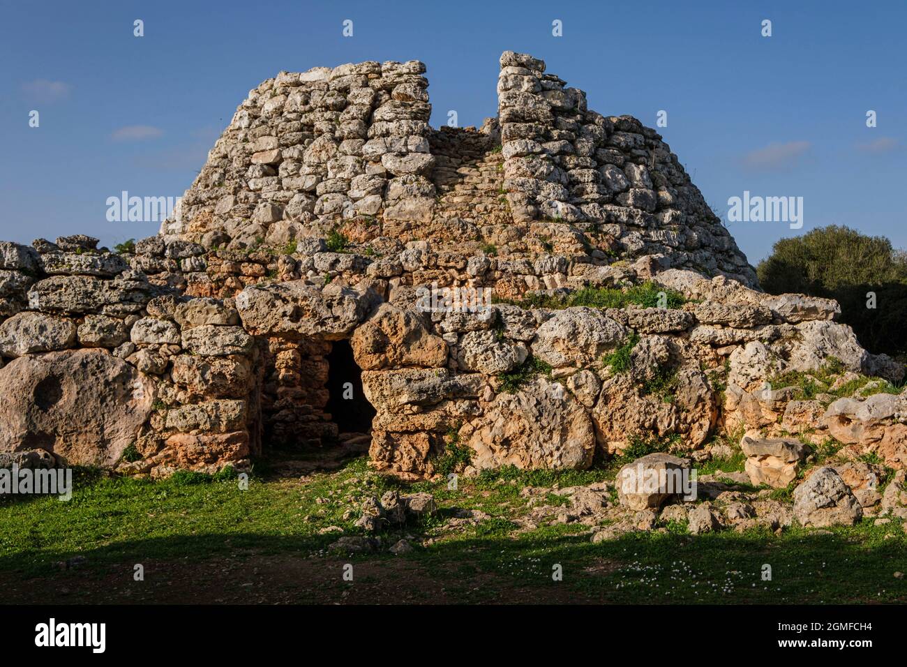 Cornia Nou, conique talayot et bâtiment attaché, Maó, Minorque, Iles Baléares, Espagne. Banque D'Images