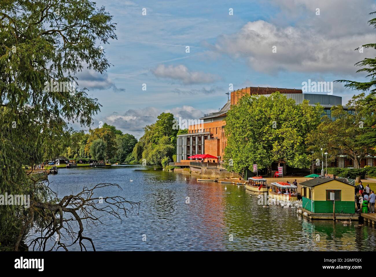 River Avon et le Royal Shakespeare Theatre de Stratford-upon-Avon, Warwickshire, Angleterre. Banque D'Images