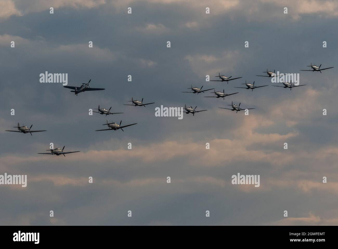 Londres, Royaume-Uni. 18 septembre 2021. La finale une grande aile de 12 Spitfires et quatre ouragans avec un brisant et volant en solo comme un « joker » - le spectacle aérien de la bataille de Grande-Bretagne au Musée impérial de la guerre (IWM) Duxford. Crédit : Guy Bell/Alay Live News Banque D'Images