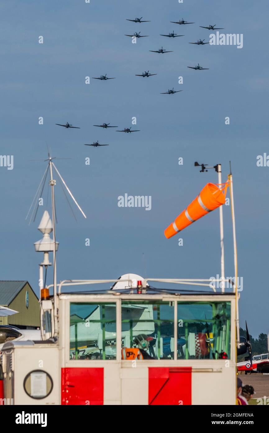 Londres, Royaume-Uni. 18 septembre 2021. La finale une grande aile de 12 Spitfires et quatre ouragans avec un brisant et volant en solo comme un « joker » - le spectacle aérien de la bataille de Grande-Bretagne au Musée impérial de la guerre (IWM) Duxford. Crédit : Guy Bell/Alay Live News Banque D'Images