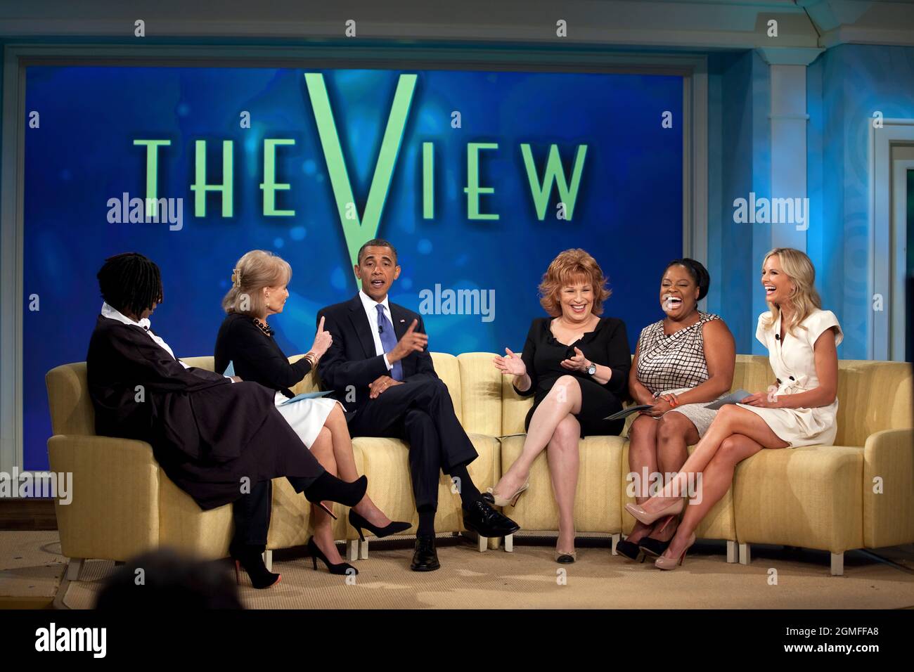 Le président Barack Obama enregistre un épisode de The View aux studios ABC à New York, New York, le 28 juillet 2010. Sur la photo, de gauche à droite, on trouve Whoopi Goldberg, Barbara Walters, Joy Behar, Sherri Shepherd et Elisabeth Hasselbeck. (Photo officielle de la Maison Blanche par Pete Souza) cette photo officielle de la Maison Blanche est disponible uniquement pour publication par les organismes de presse et/ou pour impression personnelle par le(s) sujet(s) de la photo. La photographie ne peut être manipulée d'aucune manière et ne peut pas être utilisée dans des documents commerciaux ou politiques, des publicités, des courriels, des produits, des promotions de quelque manière que ce soit Banque D'Images