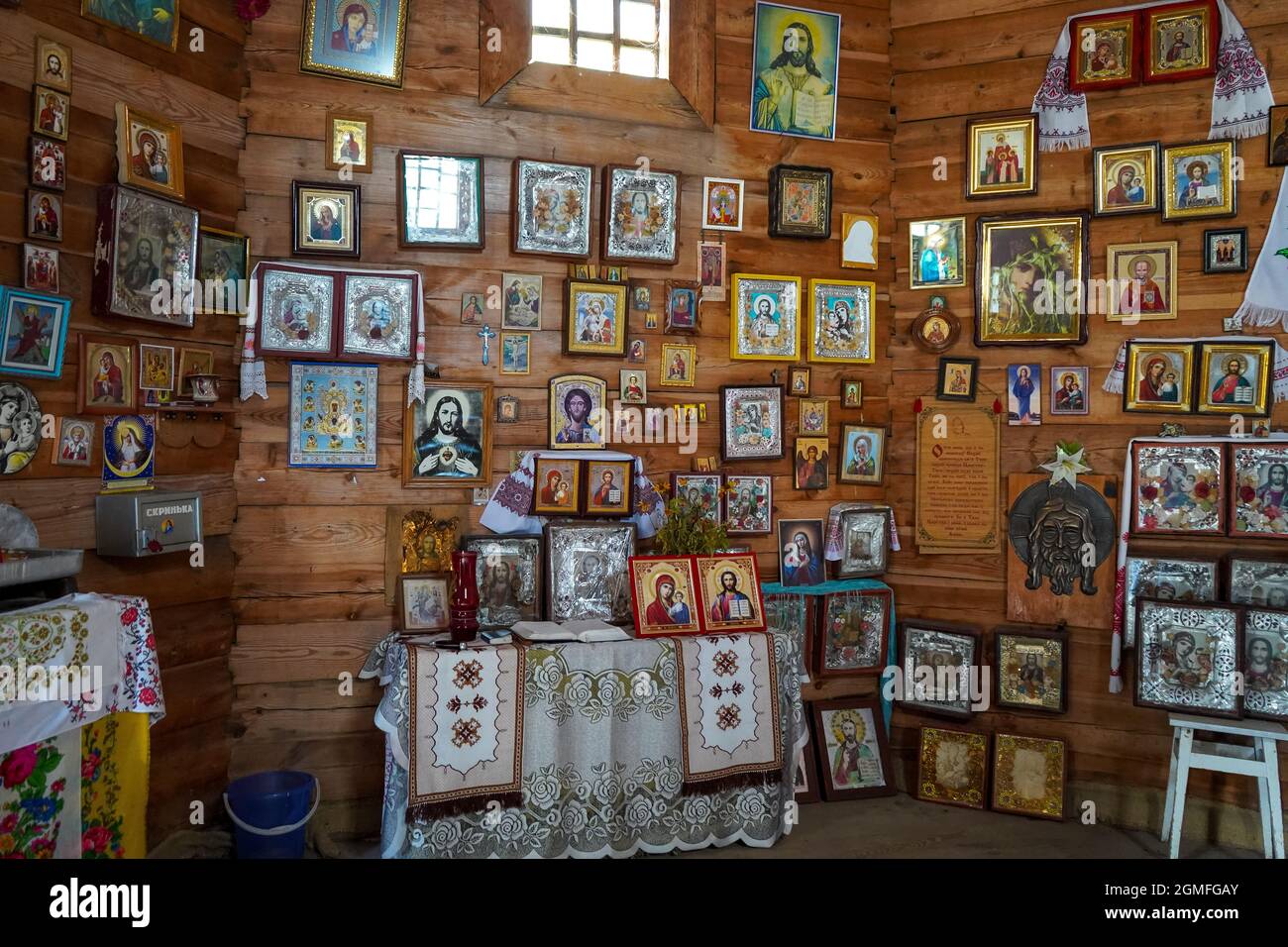 Ukraine, Kiev - 5 septembre 2021 : de nombreuses icônes anciennes sur l'iconostase d'une église orthodoxe en bois. Un lieu de prière à Dieu. Jésus-Christ Banque D'Images