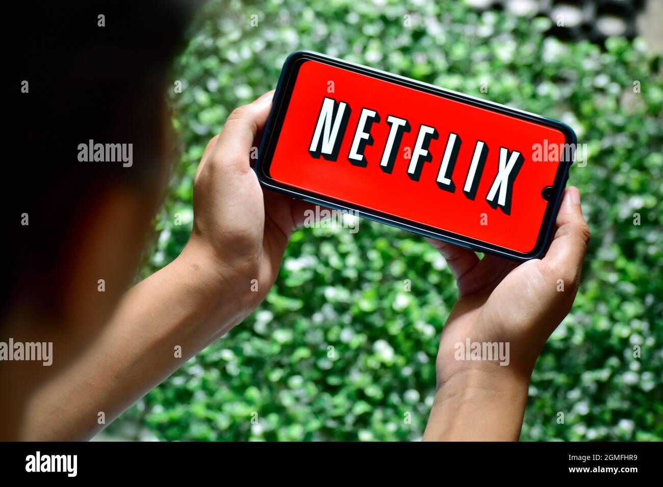 New Delhi, INDE, septembre 13 2019: Femme main tenant Smart Phone avec le logo Netflix Netflix est un fournisseur mondial de films en streaming et de séries TV. Banque D'Images