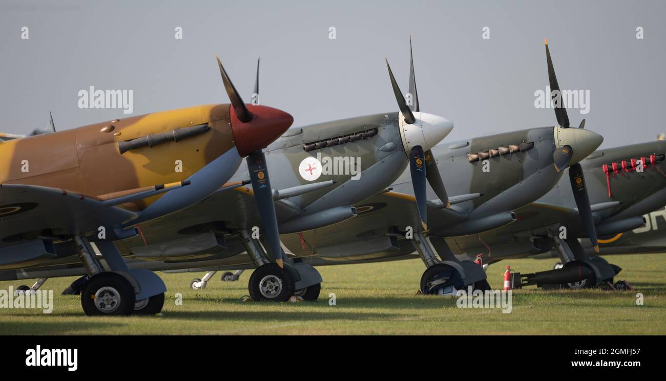 IWM Duxford, Cambridgeshire, Royaume-Uni. 18 septembre 2021. Le spectacle aérien de la bataille d'Angleterre aura lieu du 18-19 au 22 septembre au Musée impérial de la guerre IWM Duxford, L'ancien site de la RAF qui a joué un rôle central dans certains des jours les plus dramatiques de l'histoire du XXe siècle - servant de base à de nombreux pilotes de Spitfire et d'ouragan pendant la Seconde Guerre mondiale - avec le spectacle aérien présentant les Spitfires Supermarins de la RAF des années 1940. Crédit : Malcolm Park/Alay Live News Banque D'Images