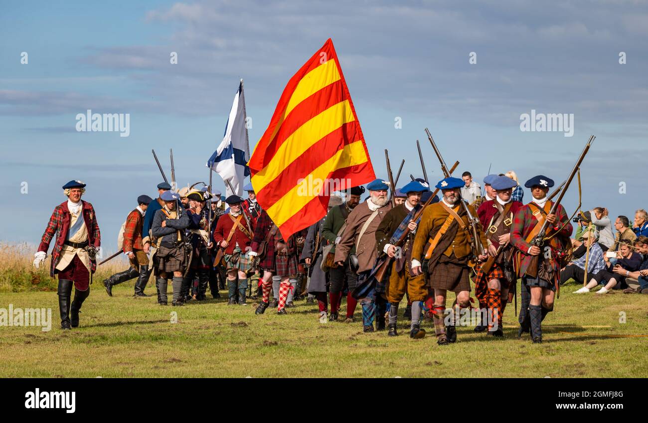 Prestonpan, East Lothian, Écosse, Royaume-Uni, 18 septembre 2021 reconstitution de la bataille de Prestonpan : la bataille de Prestonpan en 1745 a été l'une des plus courtes batailles de l'histoire britannique. Photo : Bonnie Prince Charlie mène ses troupes écossaises dans la bataille Banque D'Images