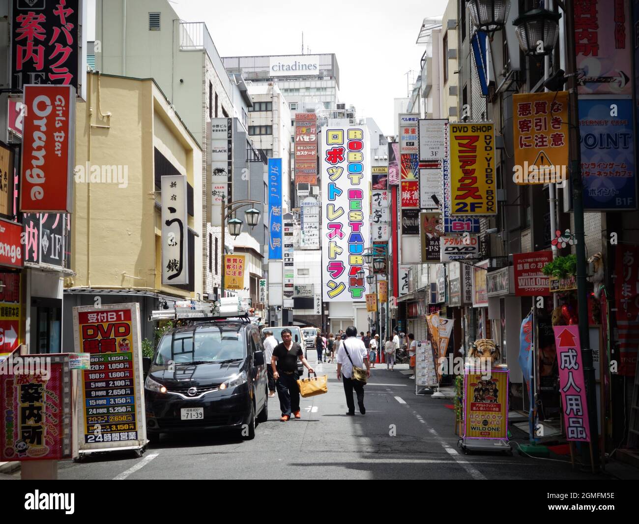 Toyko, Japon - Jul 23 2015: Kabukicho rouge quartier lumineux coloré panneau publicitaire sur la rue dans la journée Banque D'Images