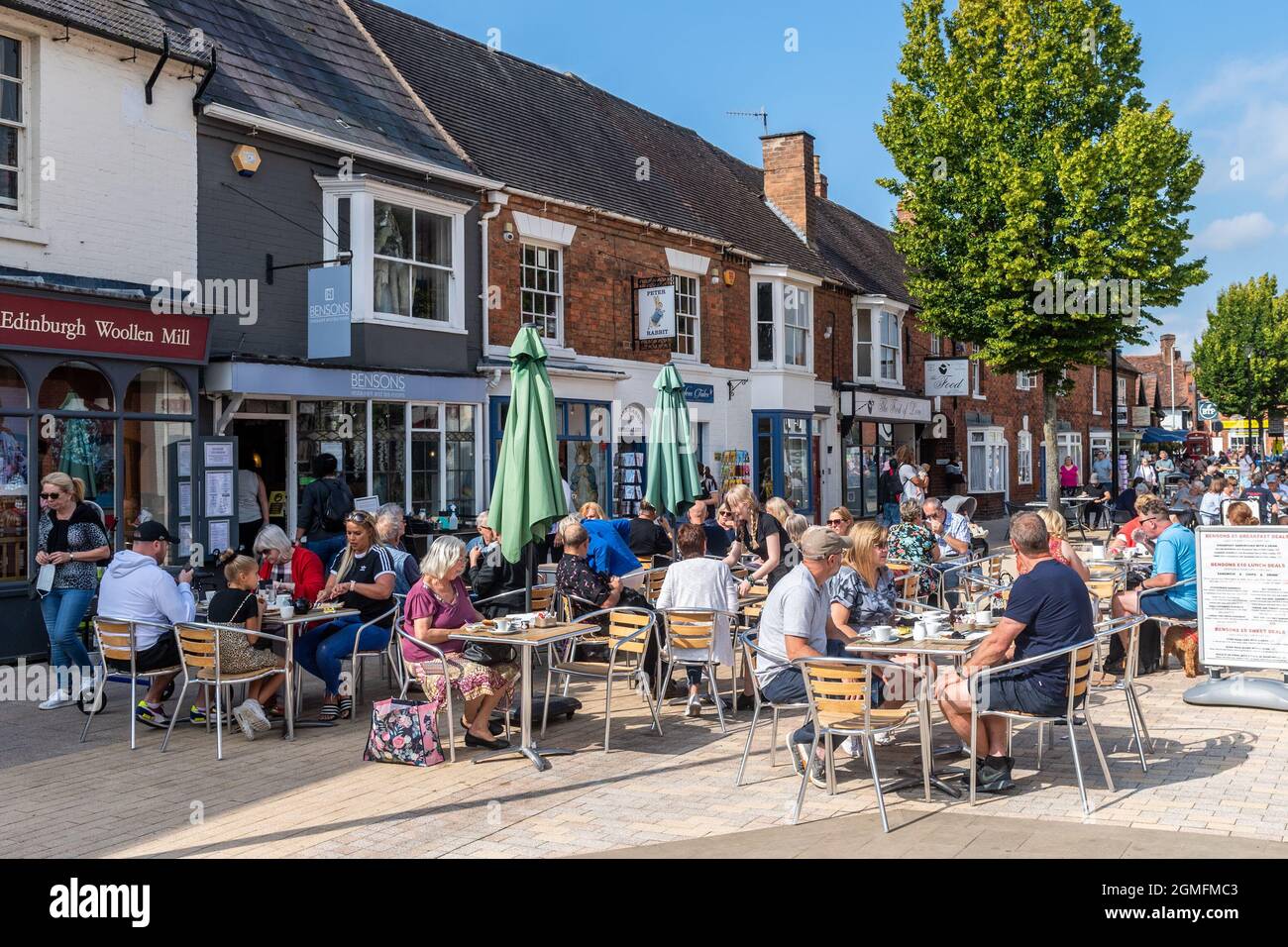 Stratford-upon-Avon, Warwickshire, Royaume-Uni. 18 septembre 2021. Aujourd'hui, le soleil se couche sur Stratford-upon-Avon, qui a fait sortir des milliers de touristes et de gens du coin. Le bureau met a déclaré que le temps va se briser au cours des prochains jours. Crédit : AG News/Alay Live News Banque D'Images