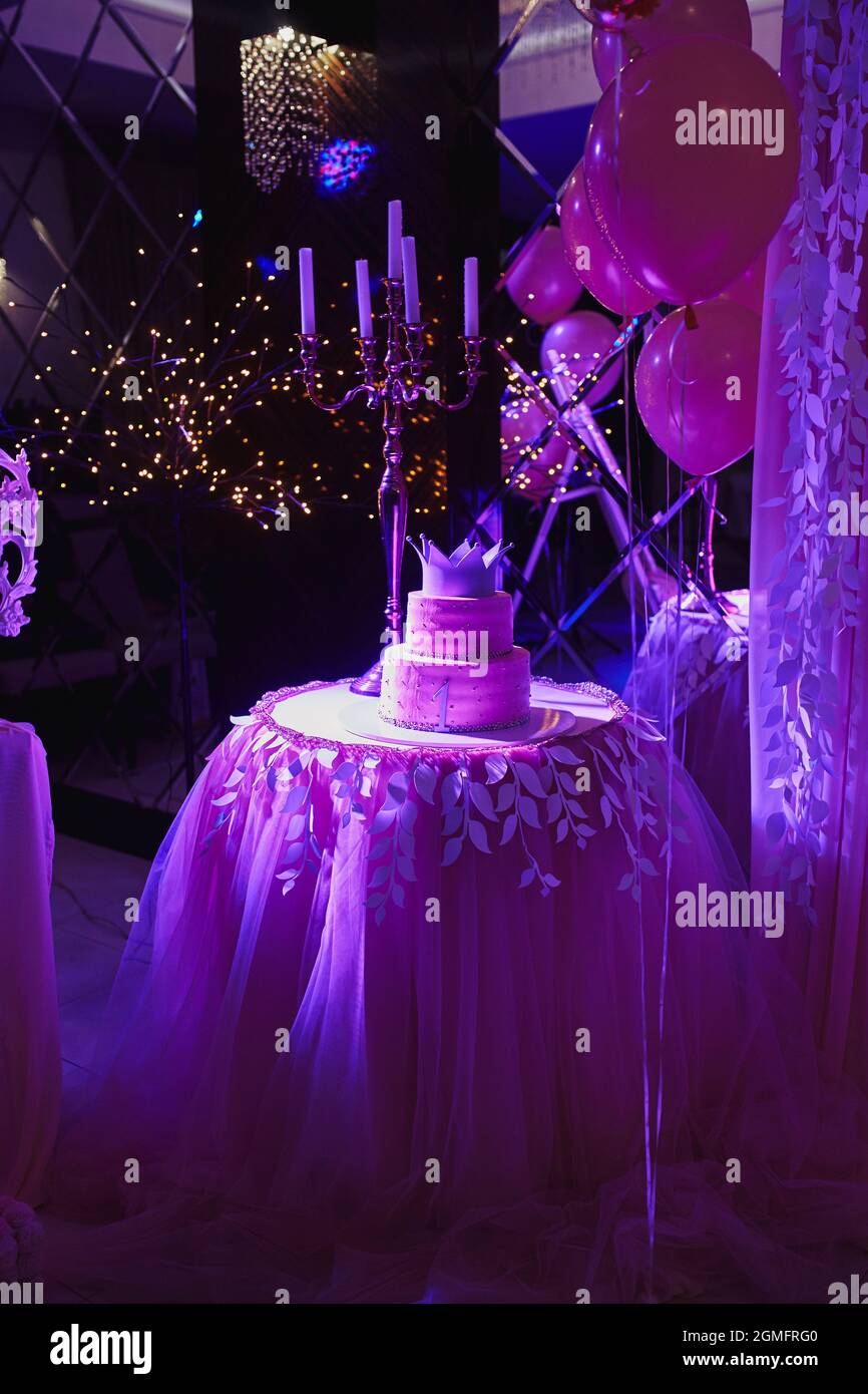 Gateau De Princesse Du Premier Anniversaire Avec Couronne Sur Le Dessus Et Ballons Roses Sur Le Fond Barre De Bonbons Festive Pour Un Enfant De 1 An Petite Fille Premiere Naissance Photo