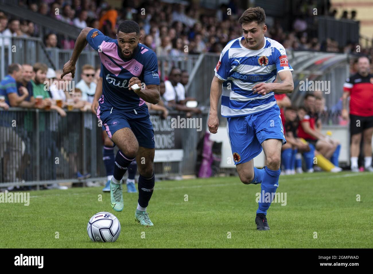 Londres, Royaume-Uni. 18 septembre 2021. Deuxième tour de qualification de la coupe FA, Champion Hill. Deon Moore (G), Michael Dwayne-Holden (D). Une victoire bouleversée pour Bedfont Sports à Champion Hill alors que la Ligue Isthian South Central Division Bedfont Sports a fait tomber Dulwich Hamlet au premier obstacle. Dulwich Hamlet 0 - 1 Bedfont Sports. Crédit: SPP Sport presse photo. /Alamy Live News Banque D'Images