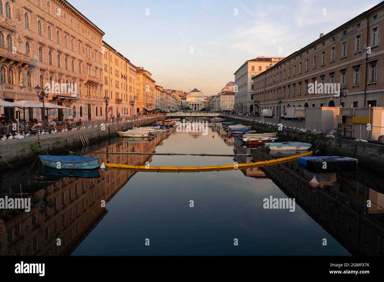11.08.2021: Trieste, Italie: Canal Grande di Trieste avec de beaux bâtiments et de la refletion sur l'eau . Banque D'Images