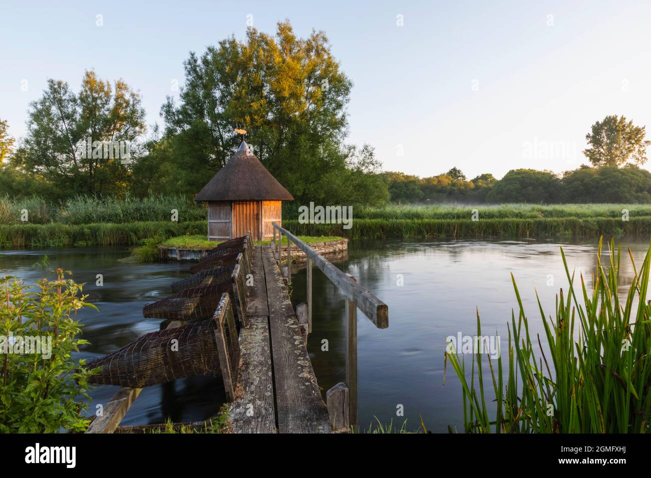Angleterre, Hampshire, Test Valley, Stockbridge, Longstock, Domaine de Leckford, River Test et cabane traditionnelle de pêcheur de chaume Banque D'Images