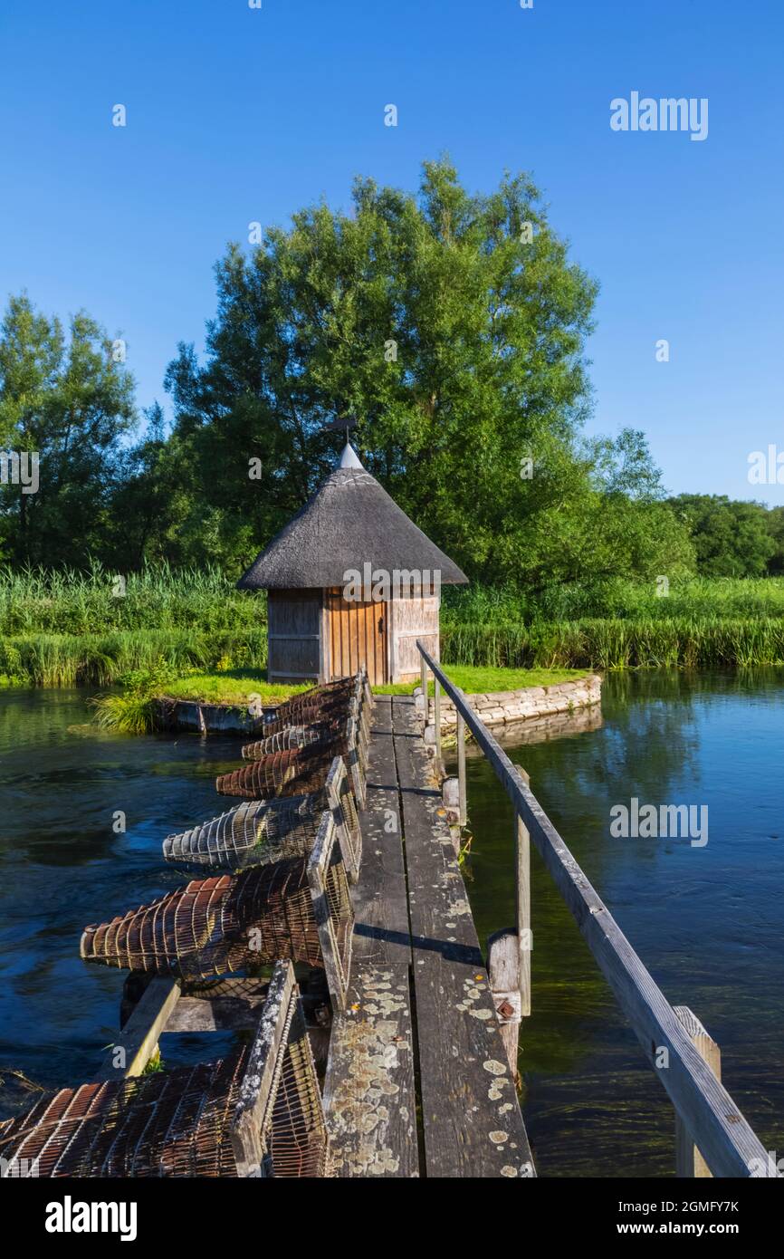 Angleterre, Hampshire, Test Valley, Stockbridge, Longstock, Domaine de Leckford, River Test et cabane traditionnelle de pêcheur de chaume Banque D'Images