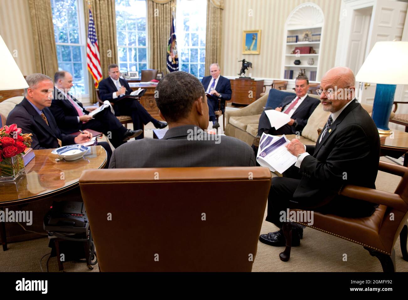 Le président Barack Obama rencontre le directeur du renseignement national James Clapper, à droite, dans le bureau ovale, le 9 septembre 2010. Sont également présents, dans le sens des aiguilles d'une montre de gauche, Robert Cardillo, directeur adjoint de la DIA, Tom Donilon, conseiller adjoint à la sécurité nationale, Rodney Snyder, directeur principal du Programme de renseignement, SNRS, John Brennan, adjoint au président pour la sécurité intérieure et la lutte contre le terrorisme, et le conseiller général à la sécurité nationale, James L. Jones. (Photo officielle de la Maison Blanche par Pete Souza) cette photo officielle de la Maison Blanche est disponible uniquement pour publication par les organismes de presse et/ Banque D'Images