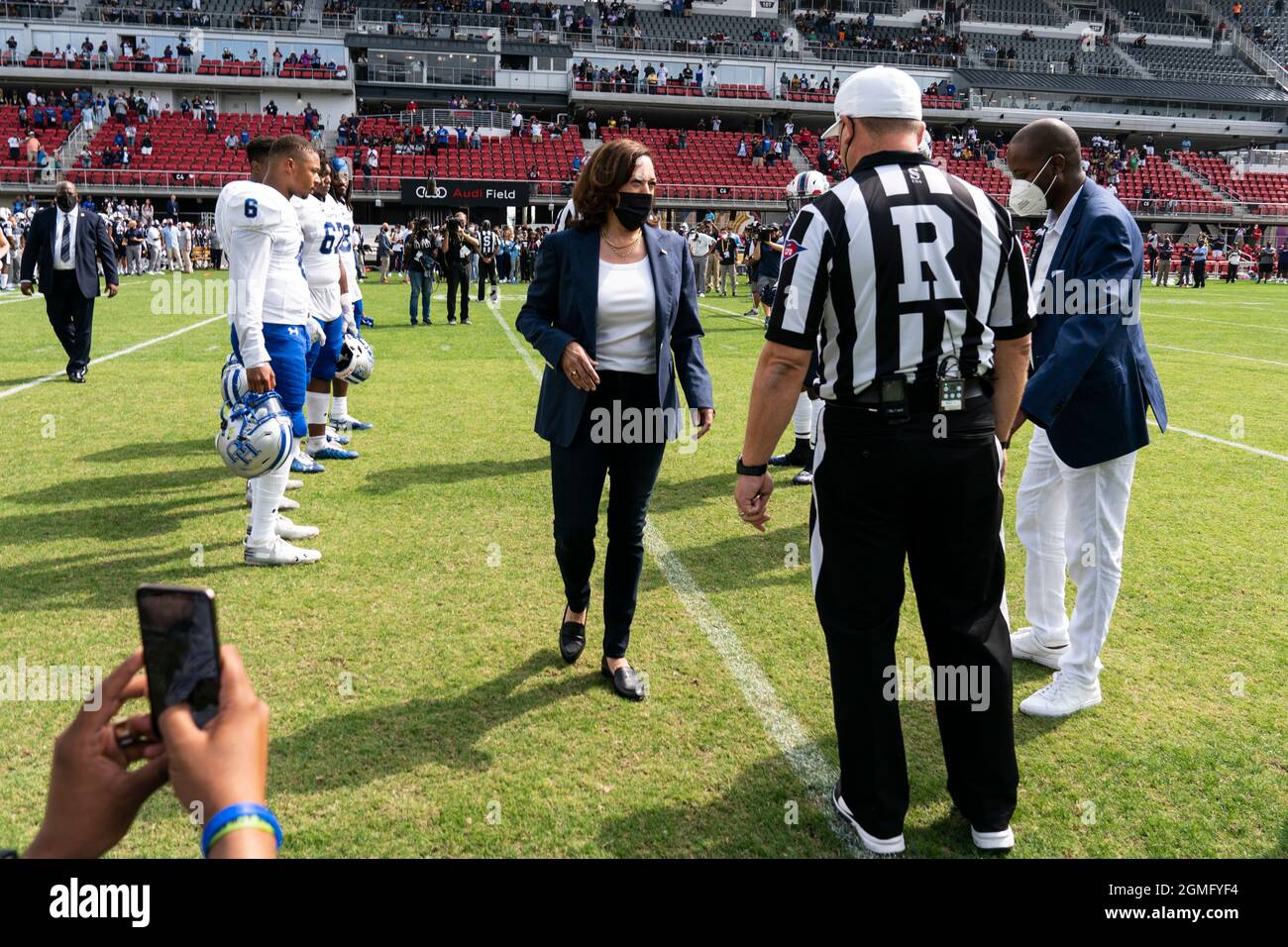 Washington, DC, États-Unis. 18 septembre 2021. Kamala Harris, vice-président des États-Unis, arrive à jouer une pièce de monnaie avant le match de football de l'université Howard et de l'université Hampton à Audi Field à Washington, DC, États-Unis, le samedi 18 septembre, 2021. Les deux équipes, les deux universités historiquement noires, jouent le tout premier jeu de vérité et de Service Classic organisé en partenariat avec Events DC. Credit: Joshua Roberts/Pool via CNP/dpa/Alay Live News Banque D'Images