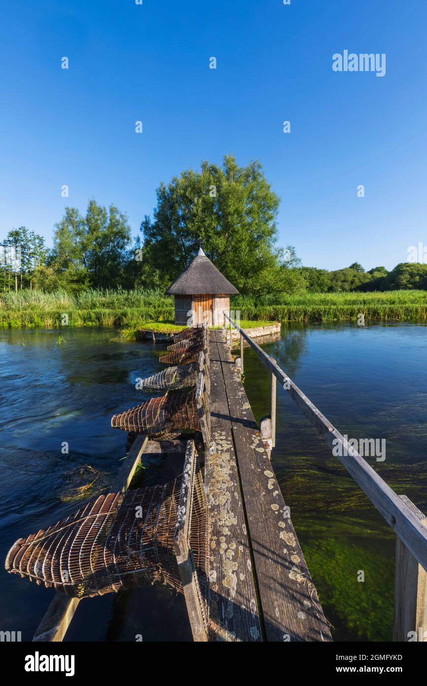 Angleterre, Hampshire, Test Valley, Stockbridge, Longstock, Domaine de Leckford, River Test et cabane traditionnelle de pêcheur de chaume Banque D'Images
