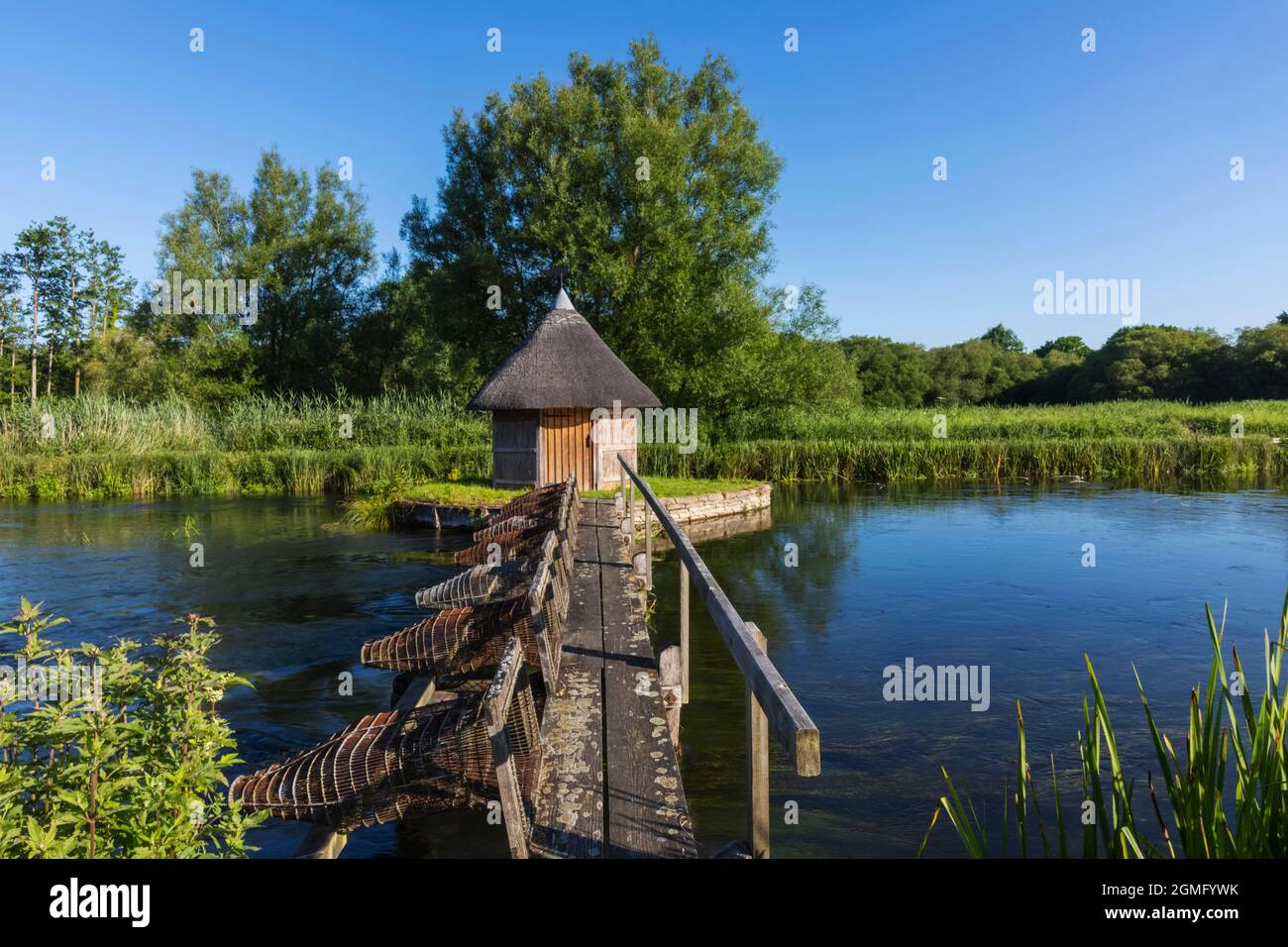 Angleterre, Hampshire, Test Valley, Stockbridge, Longstock, Domaine de Leckford, River Test et cabane traditionnelle de pêcheur de chaume Banque D'Images
